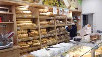 Trgovci so za ohranitev sedanje ureditve, ko so trgovine lahko odprte 20 nedelj v letu, nedeljsko delo 
zaposlenih pa boljše plačano. 