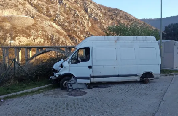 Občina bo  zapuščena vozila odstranila, lastnike pa oglobila. 