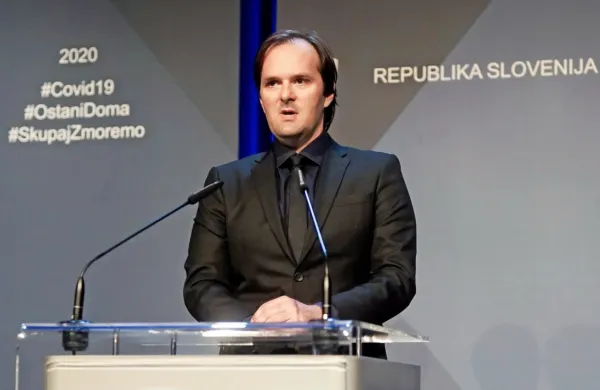 Ob posebnih omejitvah, pod katerimi so znova zagnali vse 
zobozdravstvene storitve,  bodo zobozdravniki dnevno lahko 
obravnavali le sedem bolnikov, je pojasnil  Krunoslav Pavlović.