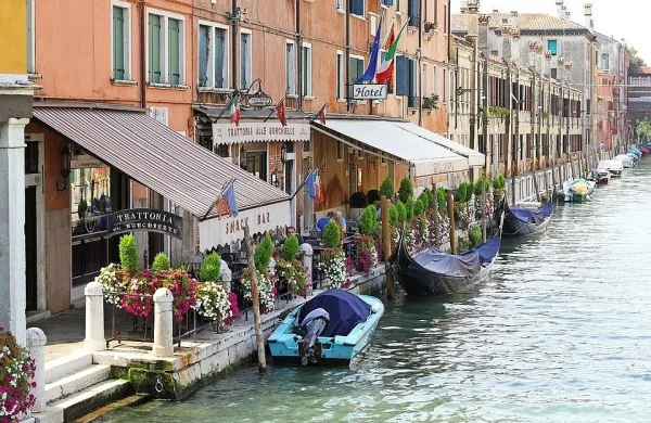 V Italiji se bodo lahko v ponedeljek po več kot dveh mesecih znova 
odprle restavracije in bari, a številni gostinski lokali v Benetkah in 
Rimu bodo ostali zaprti.