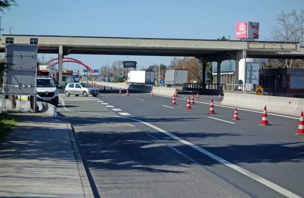 Voznik slovenskega tovornjaka je v noči na nedeljo pripeljal čez 
nekdanji mejni prehod Vrtojba, a so ga kmalu ustavili goriški 
orožniki.