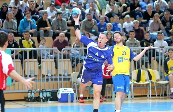 Koprčani (v rumeno-modrih dresih) in Izolani bodo tudi v prihodnji sezoni tekmeci v prvi A ligi. 
