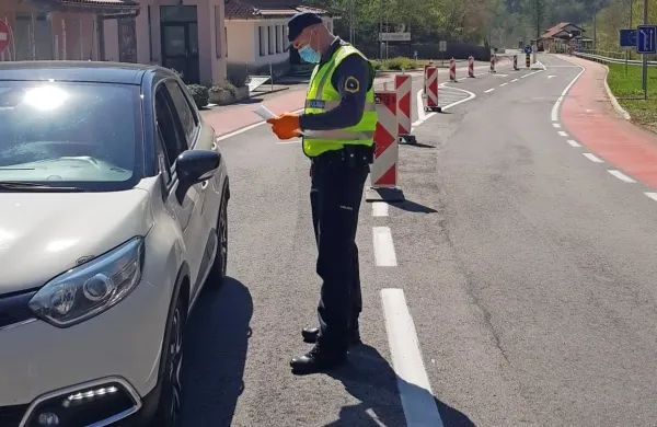 Mejni prehod Robič je odprt do 23. ure, zaprt  ostaja ob nedeljah in 
praznikih.