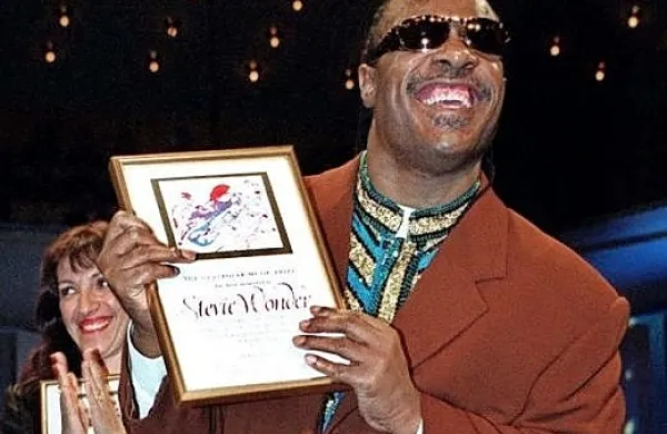 Legendarni ameriški kantavtor in glasbenik Stevie Wonder, ki je 
prvi album izdal pri rosnih 12 letih, se tudi pri 70 letih dobrodelno 
udejstvuje.