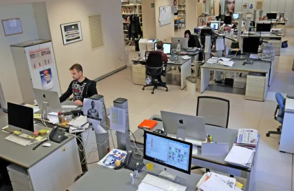 Uredništvo Primorskega dnevnika šteje 19, relativno mladih, 
novinarjev. 