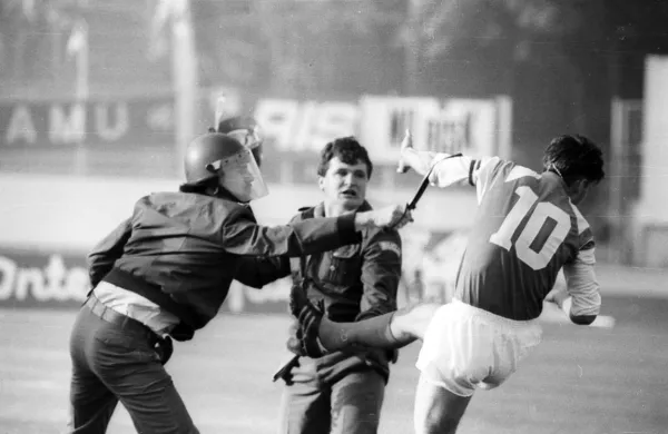 Prizor, ko se je Zvonimir Boban zakadil v policista, na neodigranem dvoboju med Dinamom in Crveno zvezdo v Zagrebu.