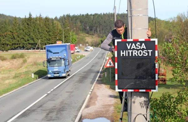 V kar nekaj krajih ob zelo obremenjeni cesti Kozina-Starod skušajo 
na hitrost vožnje vplivati tudi s prikazovalniki hitrosti. Tako so 
elektronsko tablo pred dnevi namestili še v Hrušici. 