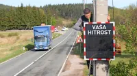 V kar nekaj krajih ob zelo obremenjeni cesti Kozina-Starod skušajo 
na hitrost vožnje vplivati tudi s prikazovalniki hitrosti. Tako so 
elektronsko tablo pred dnevi namestili še v Hrušici. 