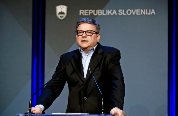 Vlada ne razmišlja o zvišanju davkov za kritje finančnih potreb 
države, je povedal državni sekretar na finančnem ministrstvu 
Peter Ješovnik.