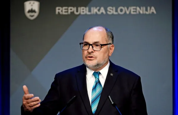  Državni sekretar za izobraževanje, znanost in šport Marjan Dolinšek je povedal, da gre za sprostitev večine športa, ne le 
vrhunskega, temveč tudi rekreativnega.