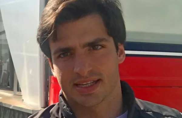 Po koncu letošnje sezone bo Ferrarijeve vrste okrepil Španec 
Carlos Sainz mlajši.