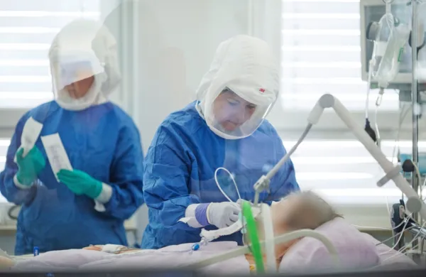  Evropska agencija za zdravila priporoča razširitev programa 
sočutne uporabe zdravila remdesivir, da bi s tem omogočili 
zdravljenje dodatnih bolnikov s hudim potekom bolezni covid-19.