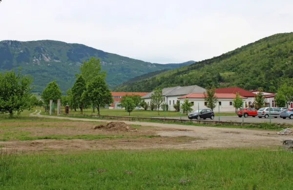 Parcele ob vipavski vojašnici, kjer vodi stara pešpot proti Vrhpolju, 
bi po menjavi postale last države.  
