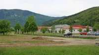 Parcele ob vipavski vojašnici, kjer vodi stara pešpot proti Vrhpolju, 
bi po menjavi postale last države.  