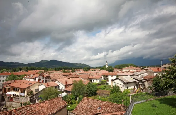   Občina Vipava ima odprte razpise za  ugodna posojila s subvencionirano obrestno mero za vlaganja v stanovanjske objekte, 
kmetijstvo in v proizvodne ter storitvene zmogljivosti.