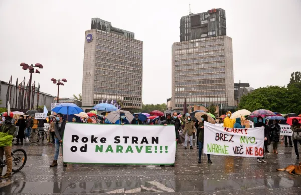 Protestniki so pred državnim zborom v bran naravi in nevladnim 
okoljskim organizacijam stopili v torek.  