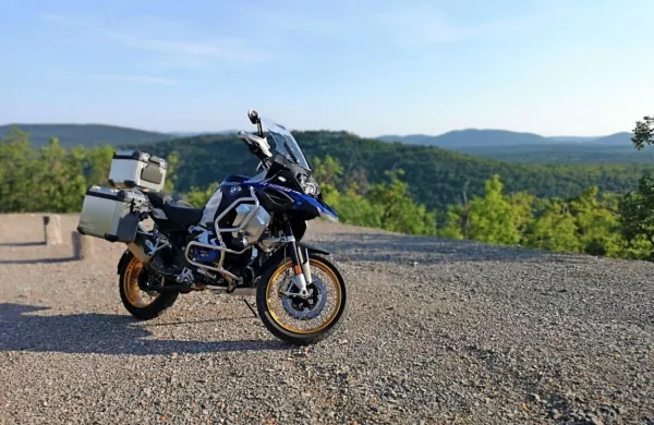 Na cesti precej opazen in za voznika zelo uglajen motocikel, ki 
omogoča zajetno dozo cestnih in makadamskih užitkov. Le cena 
bo za nekatere lahko težava.