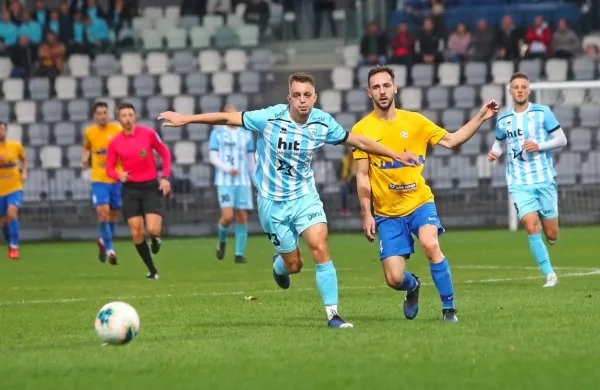 Nogometaši Gorice (v belo-modrih dresih) se še lep čas ne bodo 
vrnili v tekmovalni pogon.
