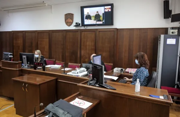 Predobravnavni narok se je nadaljeval prek video povezave s koprskim zaporom, kjer  sta bila obtoženi in njegov odvetnik  (na ekranu).