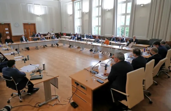 Včerajšnji sestanek naj bi bil začetek povezanih in usklajenih 
aktivnosti za boj proti krizi.