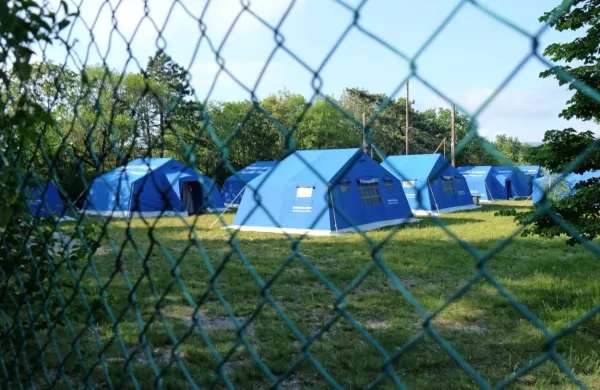 Na Tržaškem so morali za prebežnike postaviti prave kampe, v 
katerih morajo preživeti 14-dnevno karanteno. 
