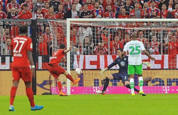 Robert Lewandowski (pri strelu) kot za stavo trese mreže v nemški bundesligi, kjer bodo do konca sezone sicer igrali pred praznimi tribunami.