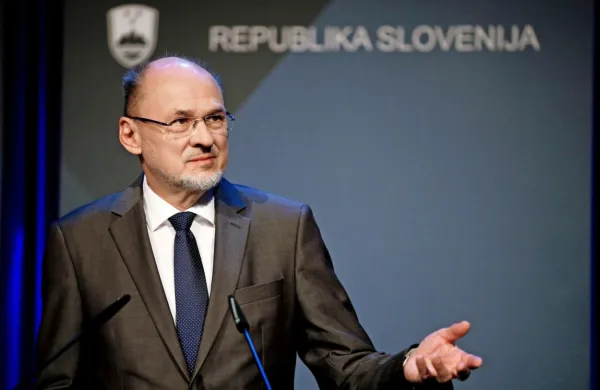  Po besedah Jelka Kacina za TV Slovenija naj bi vlada rešitev 
sprejela do polnoči.
