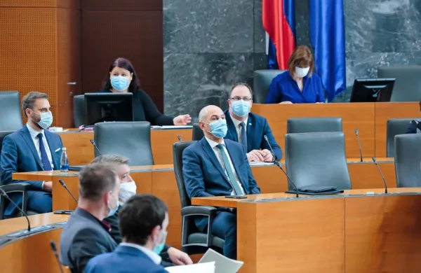 Javnomnenjska raziskava Vox populi kaže ohranitev izrazite 
prednosti SDS pred konkurenco. 
