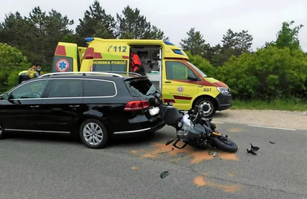 Motorist iz Grosupljega je s svojim dvokolesnikom trčil v zadnji del 
avta, ki je vozil pred njim. 
