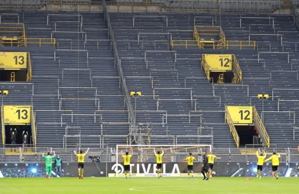 Nogometaši Borussie so se po zmagi nad Schalkejem  simbolično 
veselili pred prazno tribuno z najbolj gorečimi navijači na stadionu 
v Dortmundu. 