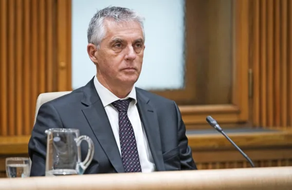 V poslanski skupini Desus nimajo kakšnih informacij, da bi 
predsednik vlade Janez Janša želel zamenjati ministra za zdravje 
Tomaža Gantarja. 