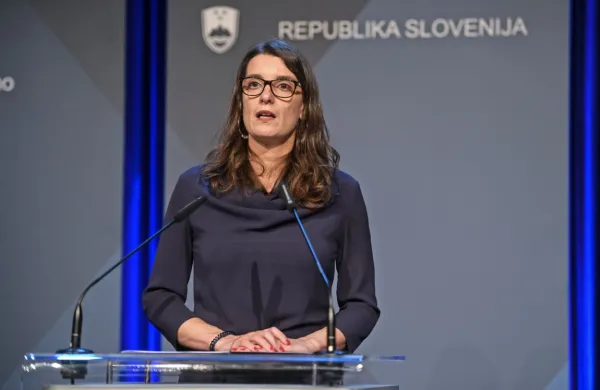 Ministrica za izobraževanje Simona Kustec