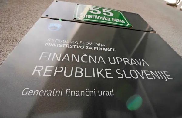 Finančna uprava RS (Furs) je v letošnjem aprilu pobrala 1,2 
milijarde evrov javnih dajatev, kar je 402 milijona evrov oz. 25 
odstotkov manj kot pred letom dni.