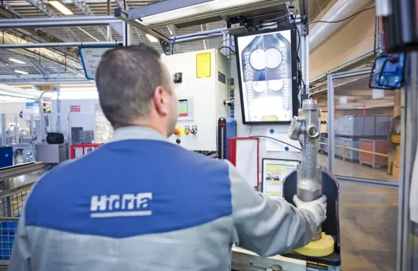 V slovenski avtomobilski industriji je ogroženih do 25 odstotkov 
delovnih mest, kar bi za slovenski trg dela v najslabšem primeru 
pomenilo 10.000 dodatnih brezposelnih.