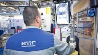 V slovenski avtomobilski industriji je ogroženih do 25 odstotkov 
delovnih mest, kar bi za slovenski trg dela v najslabšem primeru 
pomenilo 10.000 dodatnih brezposelnih.