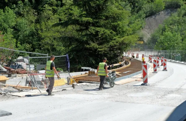 Čas bo pokazal, ali se bodo na mostu  pojavljali problemi v pretoku 
večjih vozil.