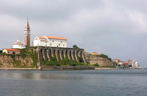 Stolna cerkev Sv. Jurija in znameniti oboki, ki so sestavni del 
temeljev. Župnik Zorko Bajc opozarja, da je deževje že ogrozilo 
varnost obokov, del grobnic pa se je dodatno posedel. 