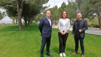 Piranski župan Đenio Zadković, Silvana Ilić Topić iz družbe Terme 
Krka in Gašpar Gašpar Mišič, direktor Okolja Piran, so predstavili 
prenovljeno plažo sredi Krajinskega parka Strunjan. 