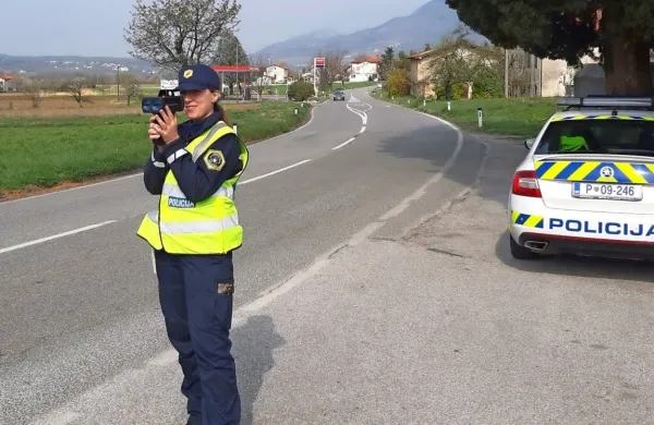 S tovrstnimi nadzori  želijo policisti dolgoročno vplivati na voznike, 
da bi vozili čim bolj defenzivno in umirjeno ter da bi bili bolj 
pozorni na šibkejše udeležence v prometu. Fotografija je z 
lanskega maratona nadzora hitrosti na Goriškem.