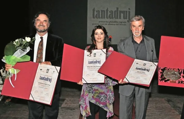 Na prvi podelitvi nagrad je slavilo SSG Trst s predstavo Zlati zmaj Rolanda 
Schimmelpfenniga v režiji Janusza Kice; tantadruja je prevzel umetniški vodja 
Primož Bebler (levo), nagrado za življenjsko delo so podelili režiserju Mariu 
Uršiču, nagrado za igralske dosežke pa igralki Nikli Petruški Panizon.