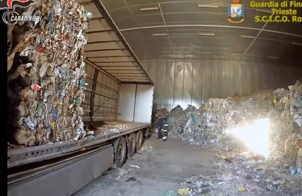  Skladišče v Mošu je bilo polno bal odpadne plastike. 