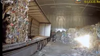  Skladišče v Mošu je bilo polno bal odpadne plastike. 