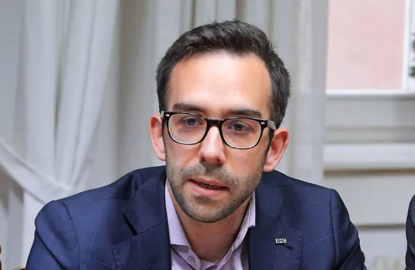 Mandatno-volilna komisija je za novega predsednika preiskovalne 
komisije DZ o domnevnem pranju denarja v NKBM ter nezakonitem financiranju SDS izglasovala poslanca koalicijske SMC 
Gregorja Periča.