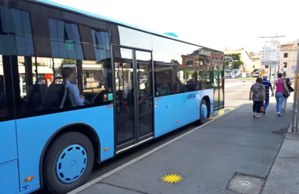 Javni potniški promet je stekel, turistični prevozniki pa čakajo na 
boljše čase.