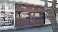 Tri roparje, ki so lani avgusta   napadli lastnika  zlatarne v Portorožu, še iščejo.  Policija je ugotovila, da so zlatarno oropali trije 
Zagrebčani. 