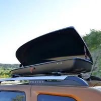 Paket adventure je na voljo zgolj za naš trg, njegova osnova pa je 
najbogatejši paket opreme iz rednega cenika (prestige). Kot že 
omenjeno, kupci pri različici adventure dobijo strešne nosilce, 
strešni kovček z nosilnostjo do 75 kilogramov in stranske pragove. 
Oranžna barva atacama je dodatna izbira in stane 470 evrov. 
Omeniti velja tudi, da je duster adventure na voljo zgolj s tem 
bencinskim motorjem ali 1,5-litrskim dCi-motorjem s 85 kilovati, 
pri obeh pa je možno izbirati dvo- ali štirikolesni pogon.