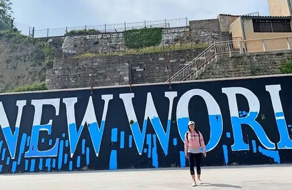 Grafitarji so na  spodnji del napisa New world order  nanesli modro 
barvo in mu dali morski pridih.