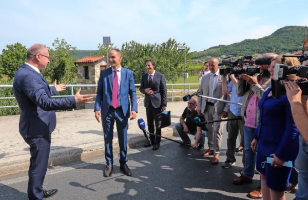 Anže Logar in Gordan Grlić Radman sta se srečala na dotrajanem 
mostičku čez reko Dragonjo in obljubila, da bosta državi končno 
poskrbeli za nov most.  