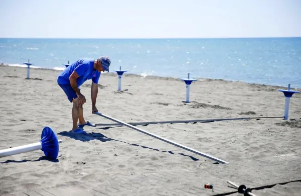 V Italiji pripravljajo plaže v skladu z novimi omejitvami.