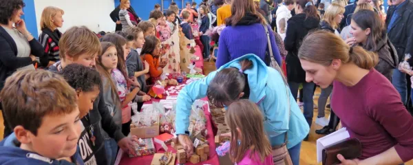 Izraz bazar je tujka iz Perzije, a je v slovenskem pravopisu